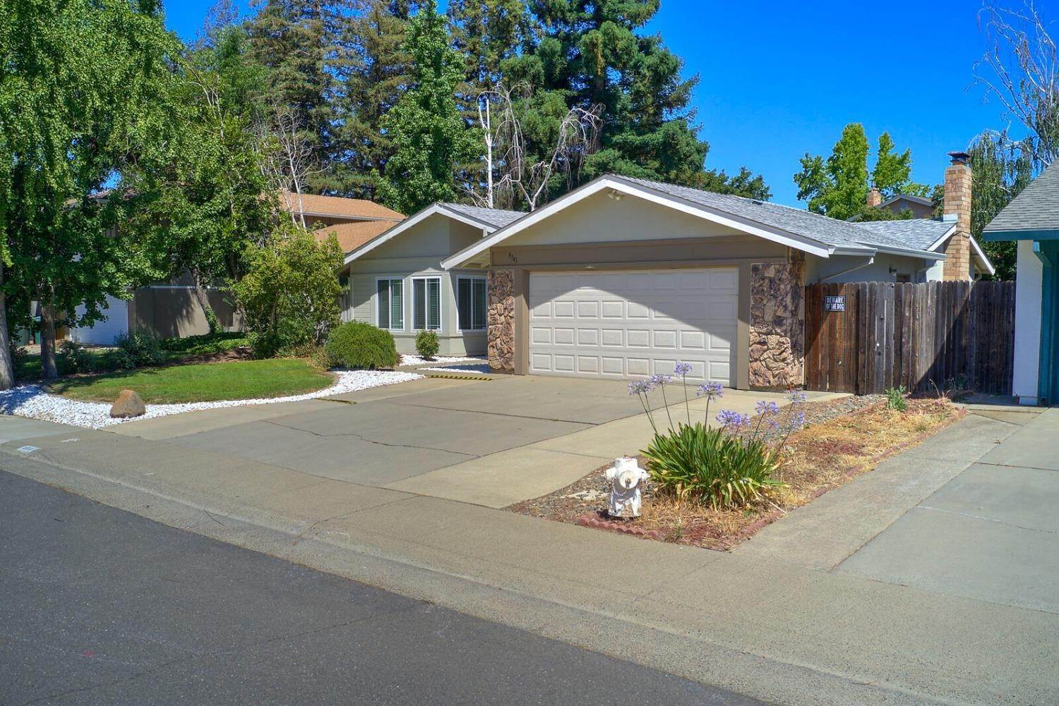 3. Single Family Homes for Active at 9341 Premier Way Sacramento, California 95826 United States