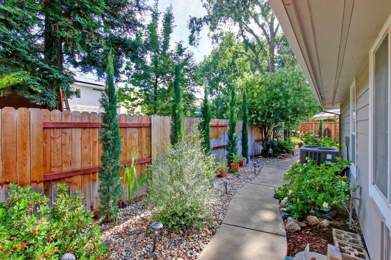 36. Single Family Homes for Active at 2839 Roxburgh Lane Sacramento, California 95864 United States