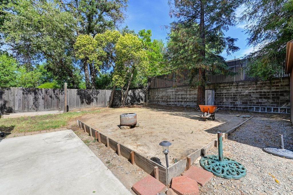 36. Single Family Homes for Active at 7501 Lucky Lane Citrus Heights, California 95610 United States