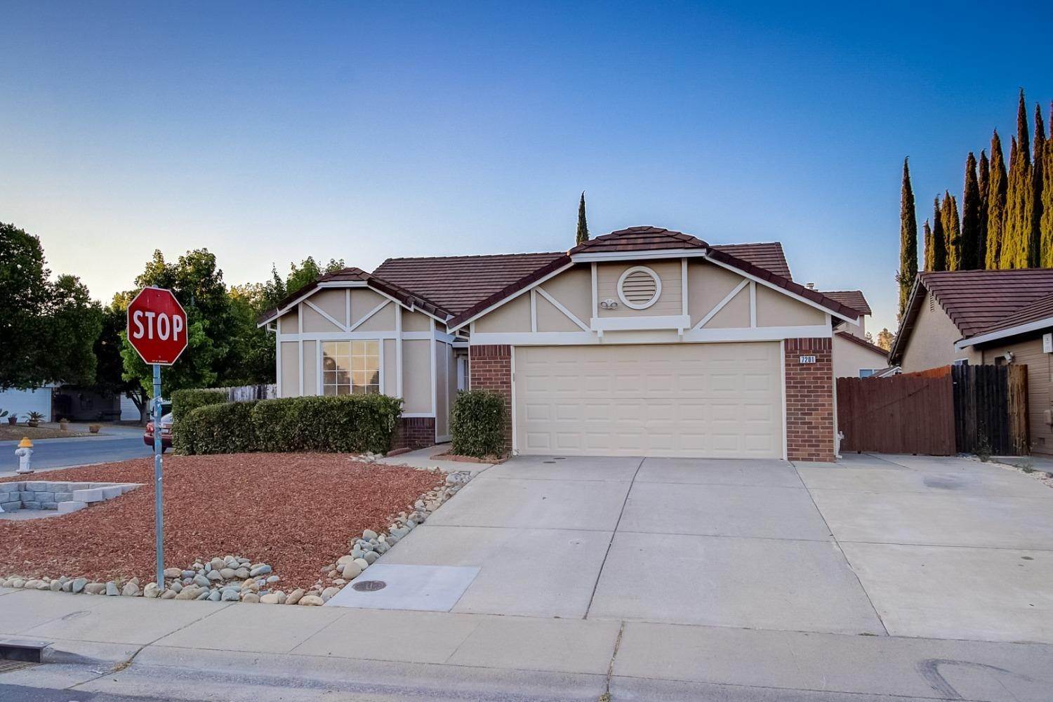 25. Single Family Homes for Active at 7201 Alpine Frost Drive Sacramento, California 95823 United States