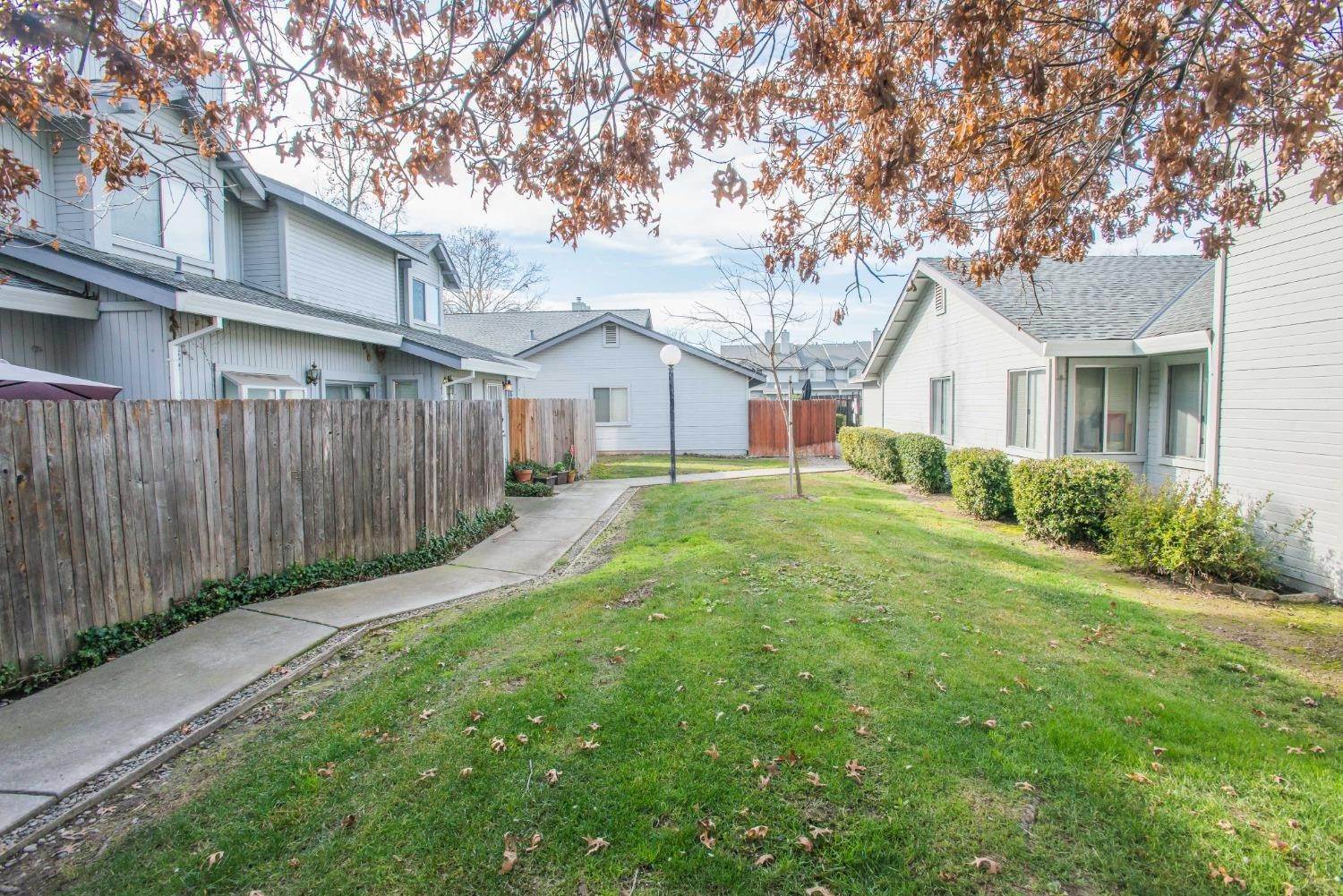27. Townhouse for Active at 568 Samuel Way Sacramento, California 95838 United States