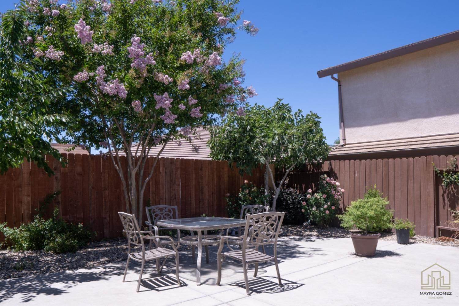 27. Single Family Homes for Active at 4651 Debralee Way Sacramento, California 95838 United States