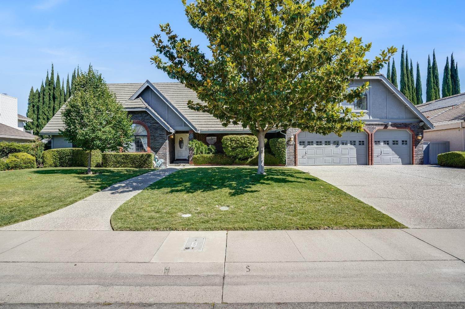 Single Family Homes for Active at 819 Lake Front Drive Sacramento, California 95831 United States