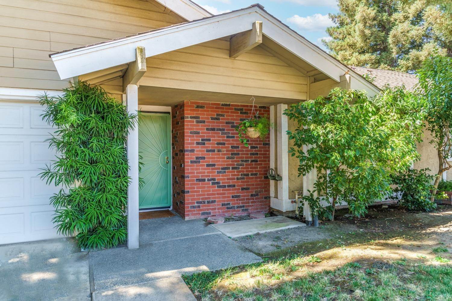 3. Single Family Homes for Active at 380 Rivertree Way Sacramento, California 95831 United States