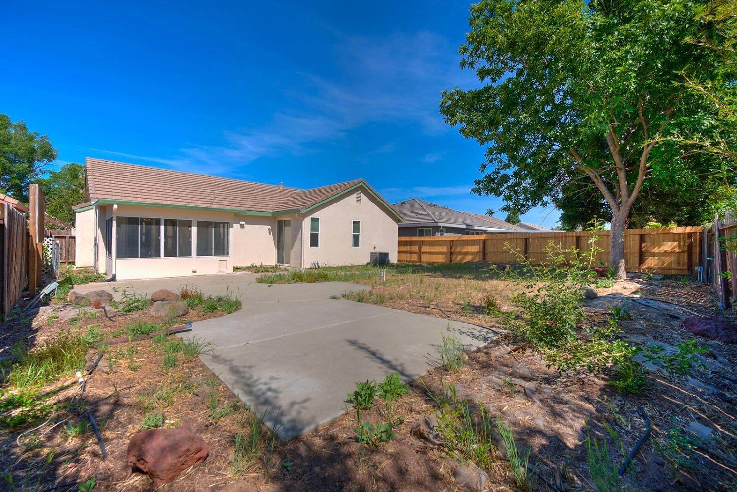22. Single Family Homes for Active at 5539 Ridgepoint Drive Antelope, California 95843 United States