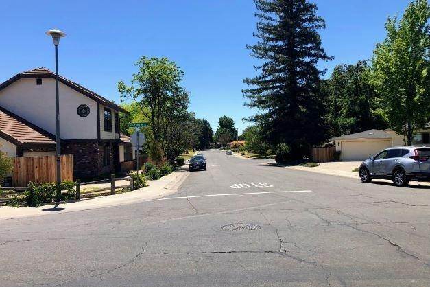 32. Single Family Homes for Active at 2075 Edgewater Road Sacramento, California 95815 United States