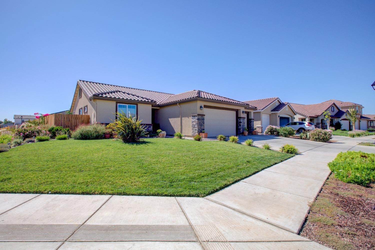 Single Family Homes 为 销售 在 1603 Tule Way Los Banos, 加利福尼亚州 93635 美国