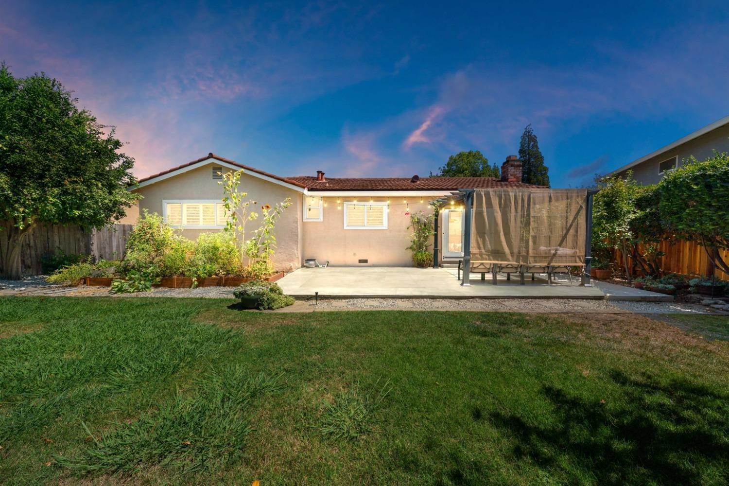 32. Single Family Homes for Active at 3000 Notre Dame Drive Sacramento, California 95826 United States