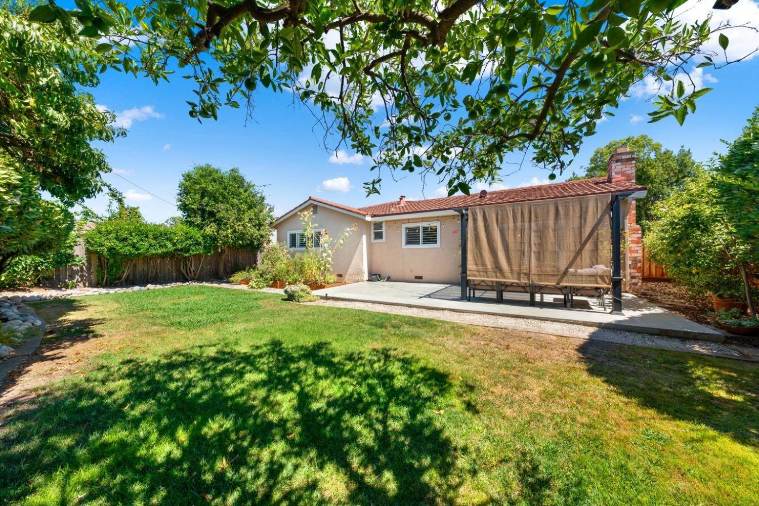 36. Single Family Homes for Active at 3000 Notre Dame Drive Sacramento, California 95826 United States
