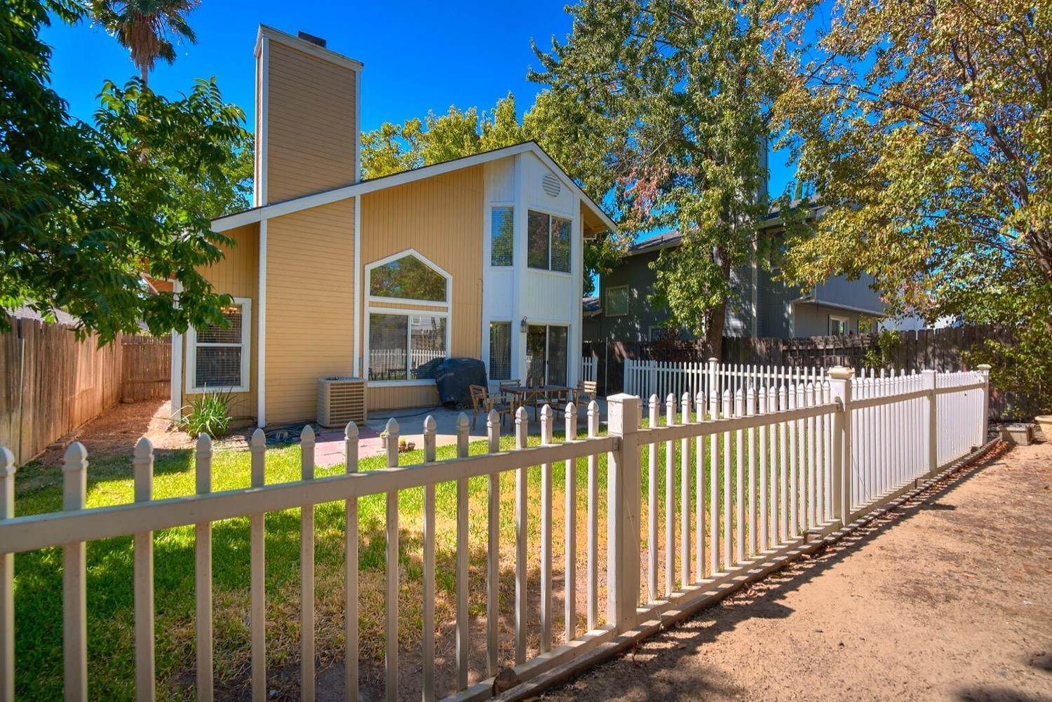 25. Single Family Homes for Active at 4643 Shade Tree Way Antelope, California 95843 United States