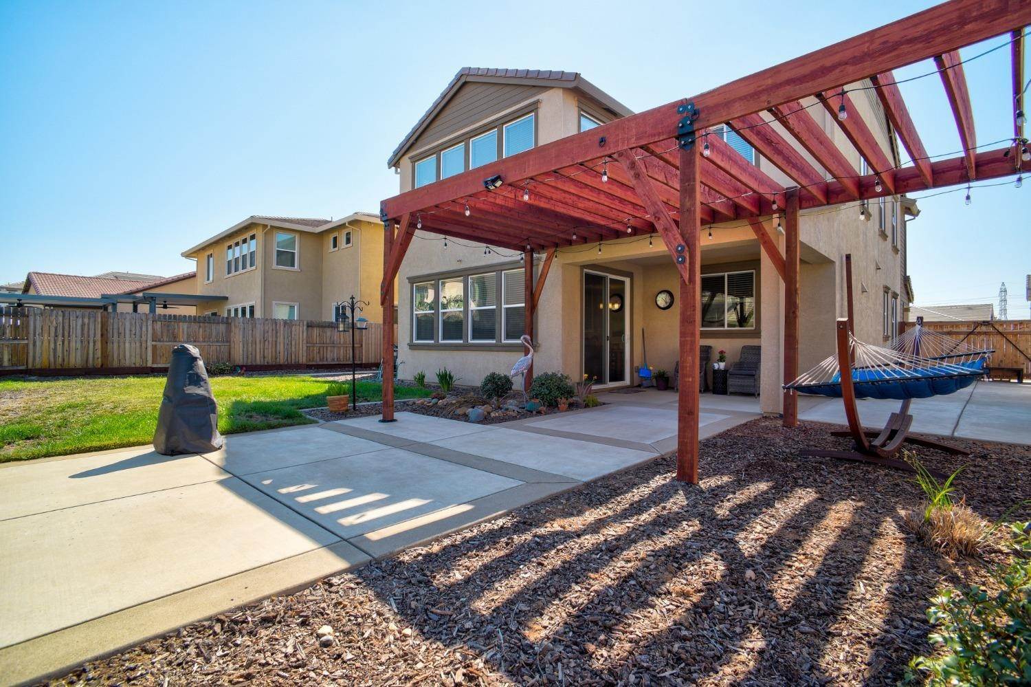 32. Single Family Homes for Active at 3666 Edington Drive Rancho Cordova, California 95742 United States
