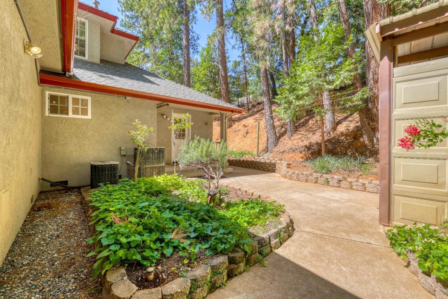 39. Single Family Homes for Active at 5052 Woodland Drive Placerville, California 95667 United States