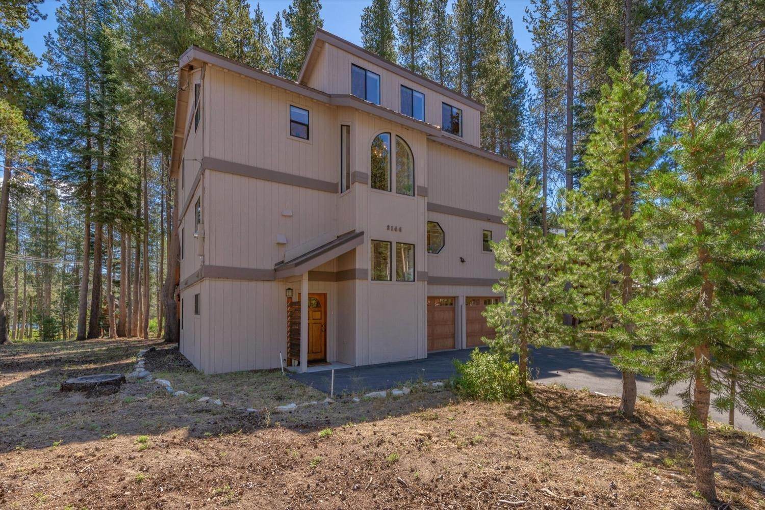 3. Single Family Homes for Active at 3144 Westshore Drive Soda Springs, California 95728 United States