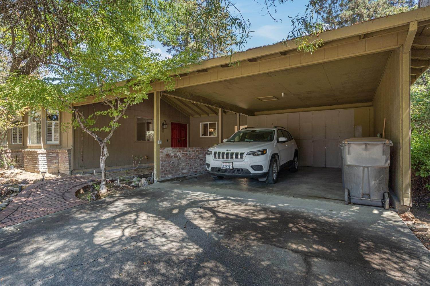 3. Single Family Homes 为 销售 在 907 Greenwood Drive Woodland, 加利福尼亚州 95695 美国