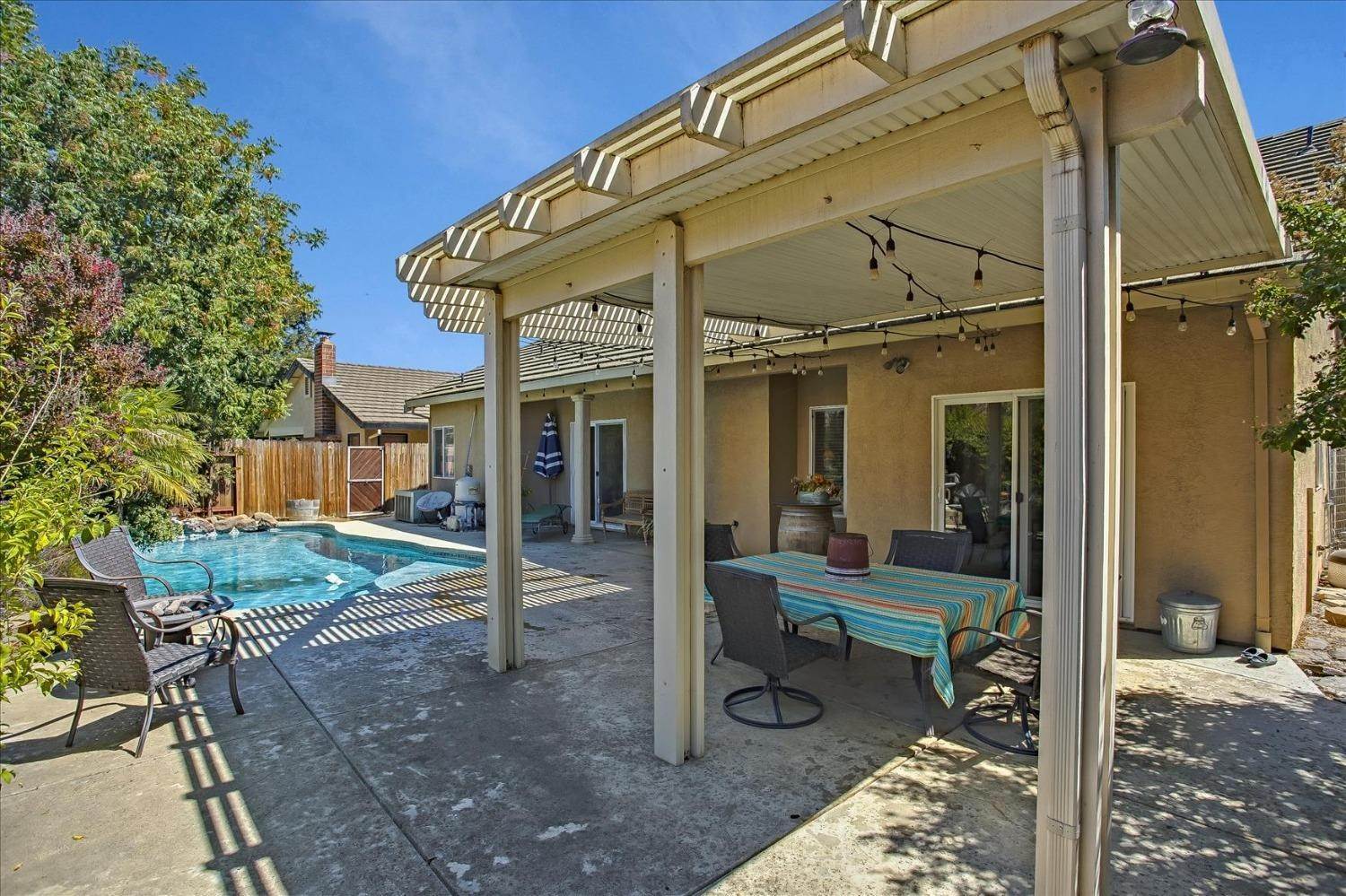 23. Single Family Homes for Active at 933 Corral Place Galt, California 95632 United States