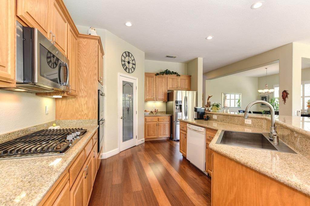 27. Single Family Homes for Active at 628 Alpine Hill Court El Dorado Hills, California 95762 United States