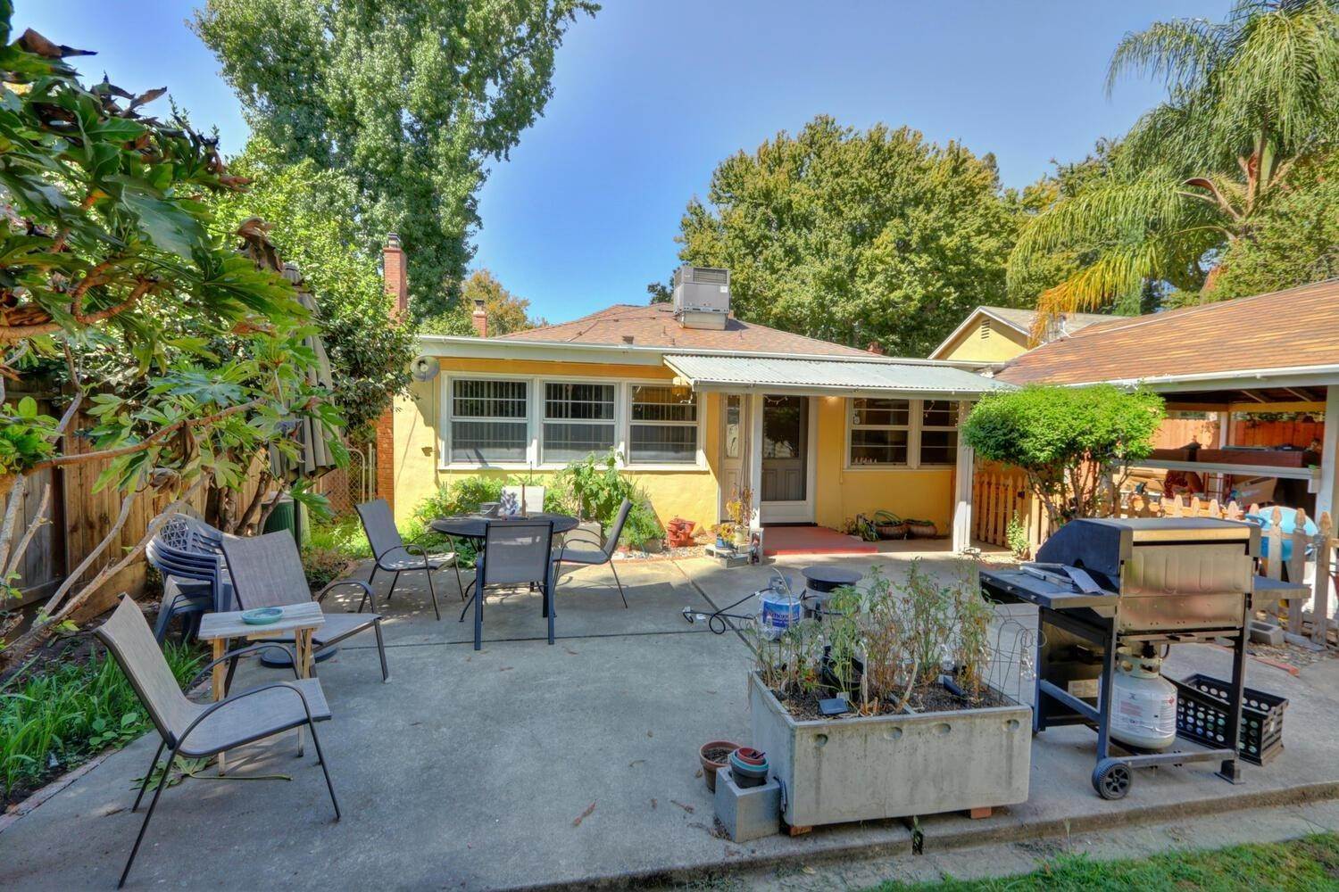 11. Single Family Homes for Active at 2625 14th Street Sacramento, California 95818 United States