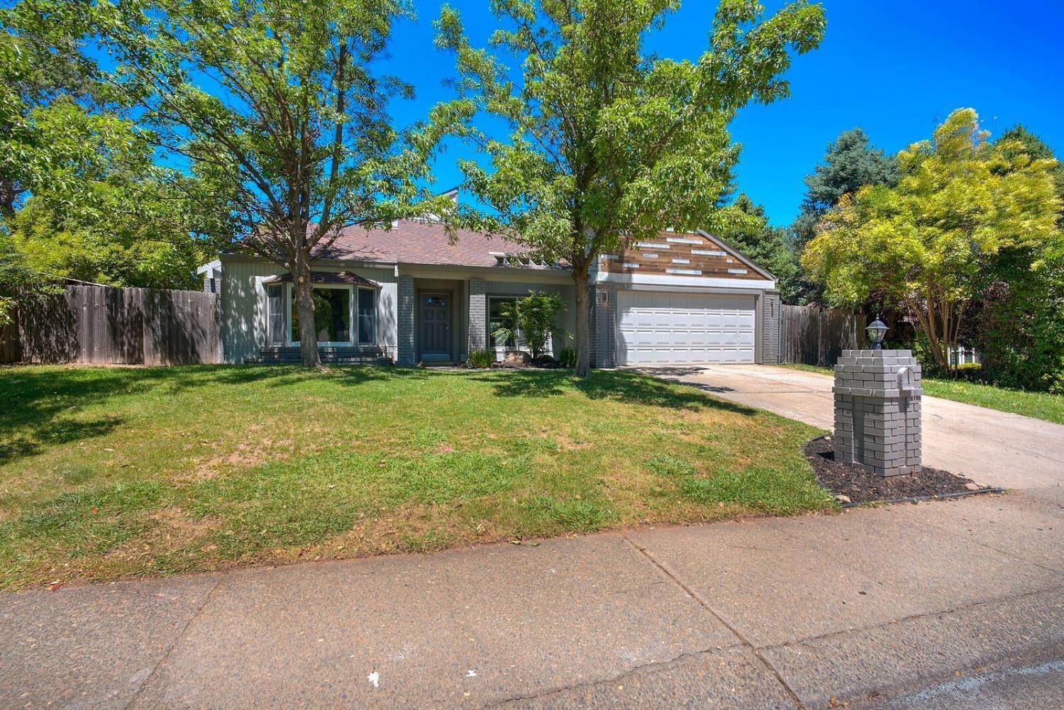 38. Single Family Homes for Active at 8127 Walnut Hills Way Fair Oaks, California 95628 United States