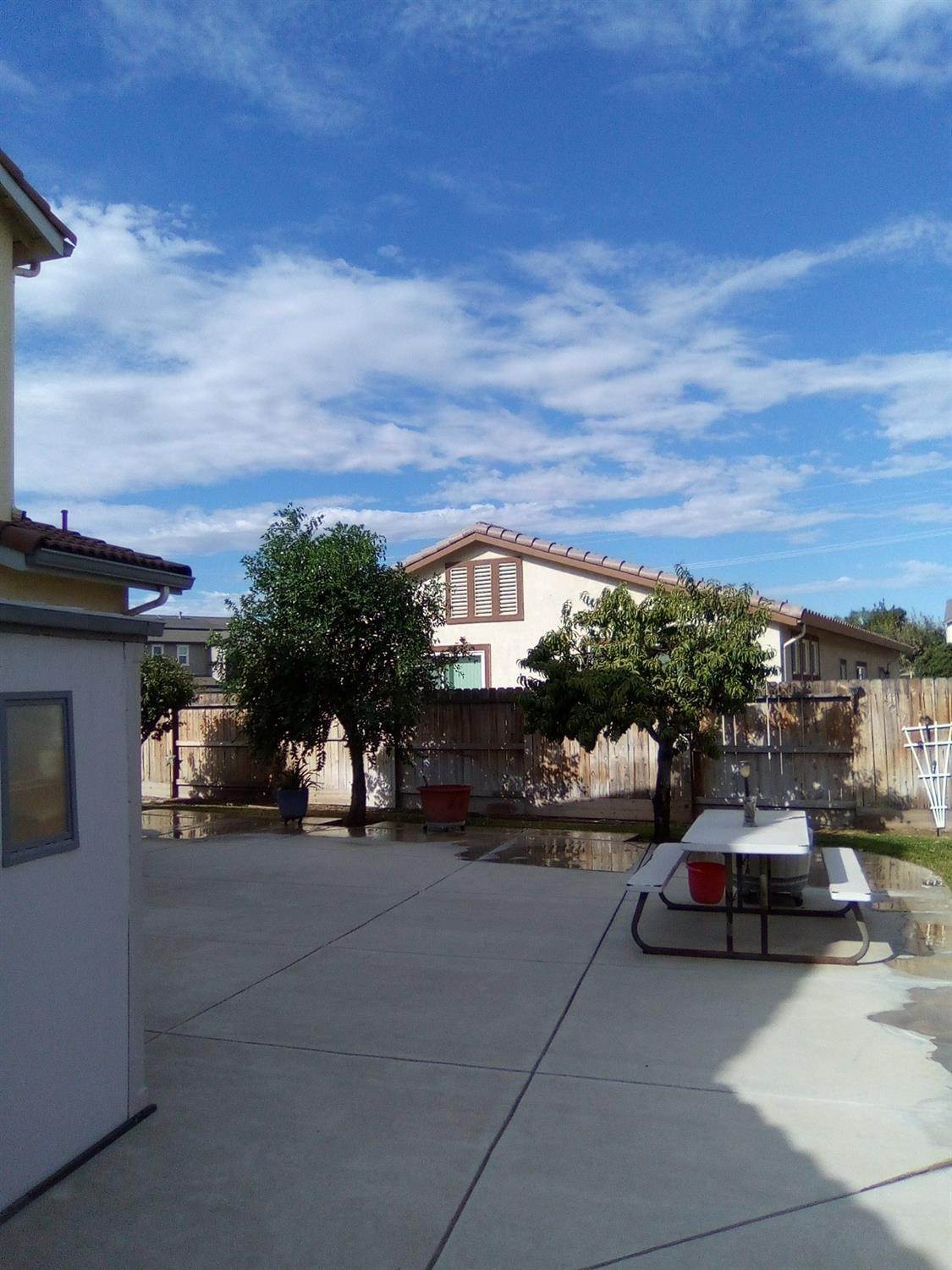 39. Single Family Homes for Active at 519 S Creekside Court Los Banos, California 93635 United States