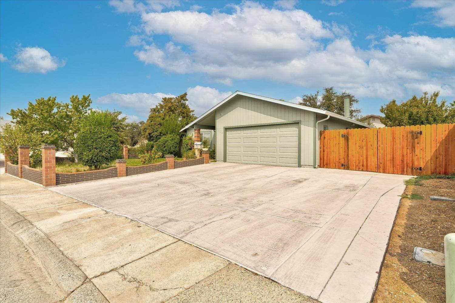 Single Family Homes for Active at 7752 Rudyard Circle Antelope, California 95843 United States