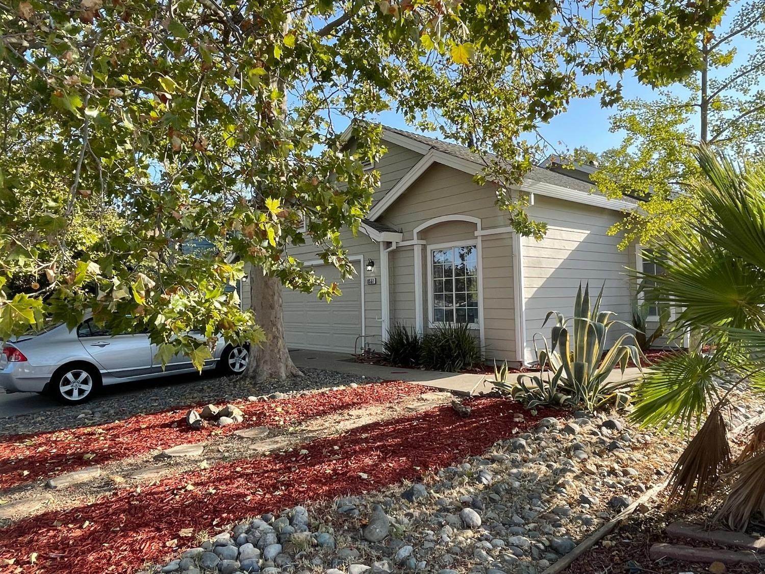 4. Single Family Homes for Active at 8551 Dartford Drive Sacramento, California 95823 United States