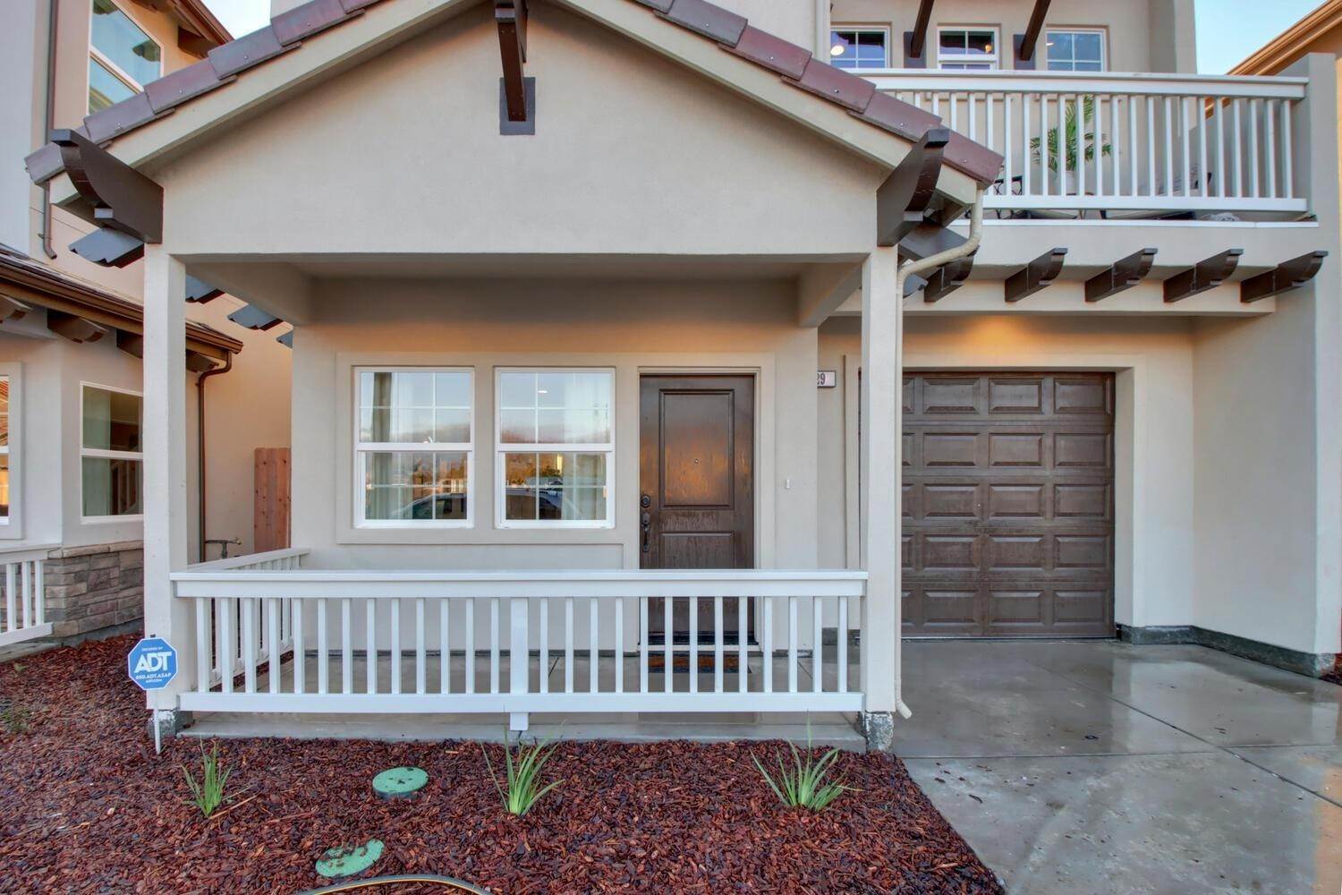 2. Single Family Homes for Active at 10 Lake House Court Sacramento, California 95828 United States