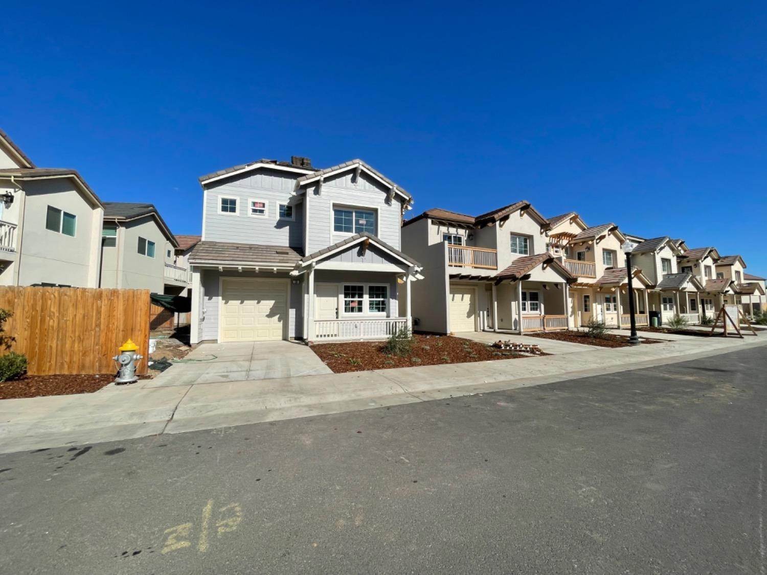 45. Single Family Homes for Active at 10 Lake House Court Sacramento, California 95828 United States