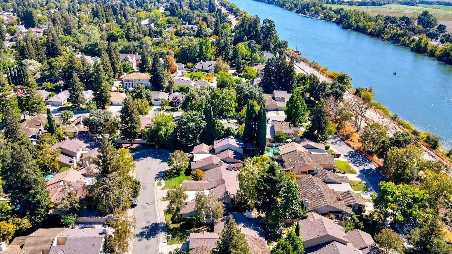 47. Single Family Homes 为 销售 在 10 Marina Grande Court Sacramento, 加利福尼亚州 95831 美国