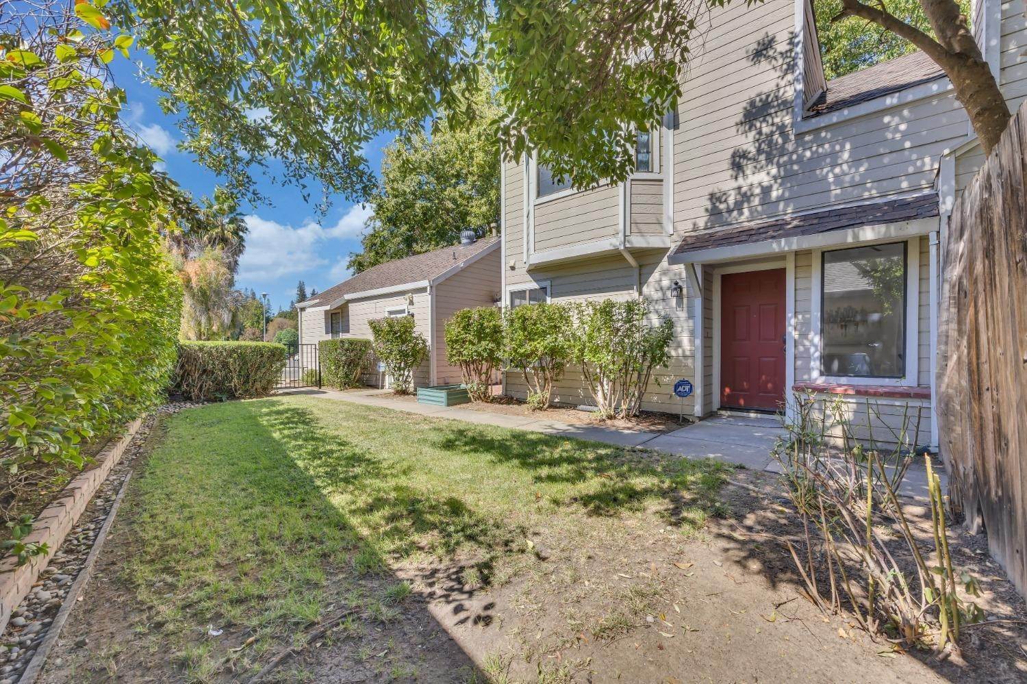 6. Single Family Homes for Active at 2187 Sandcastle Way Sacramento, California 95833 United States
