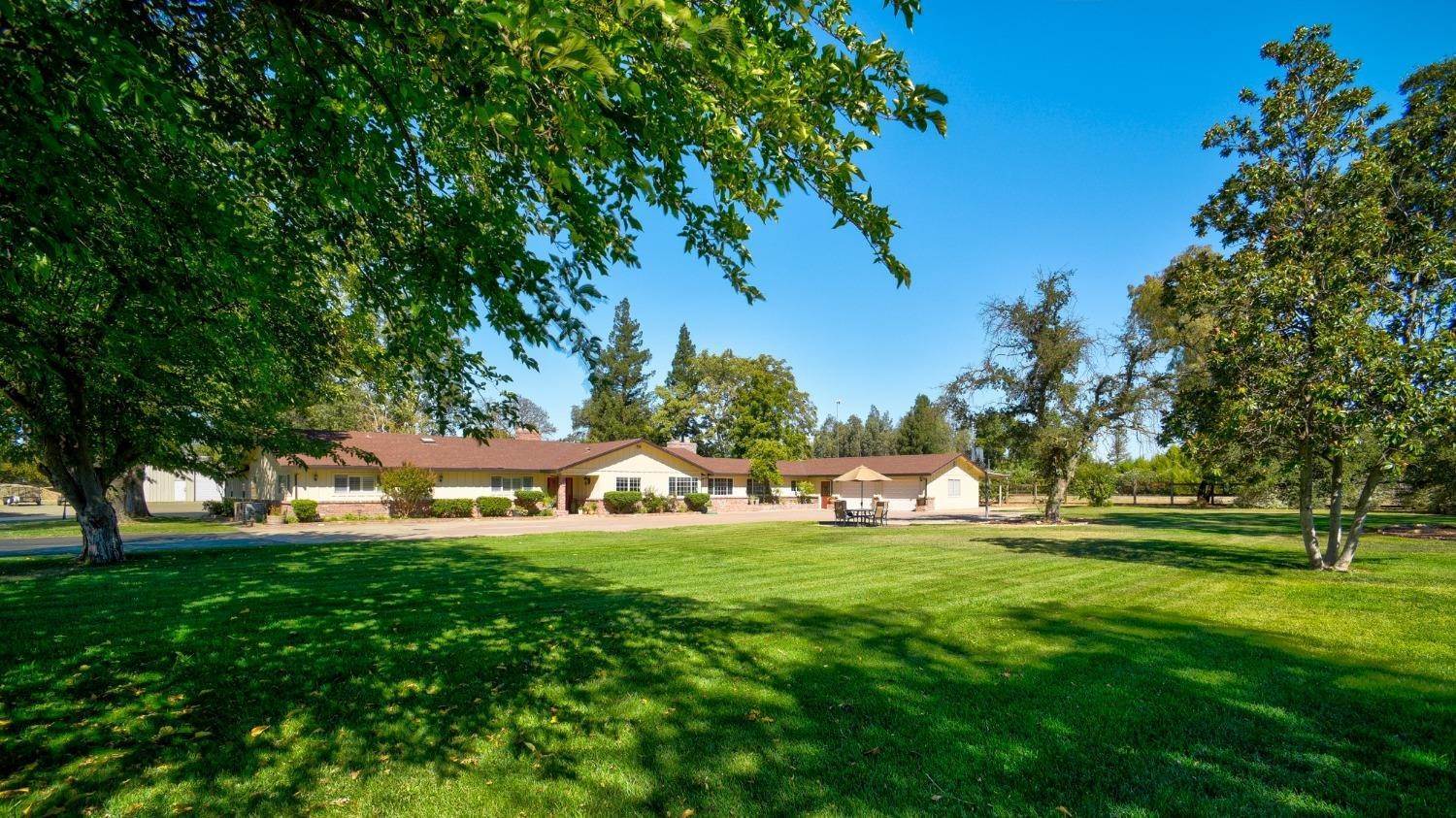 Single Family Homes por un Venta en 8720 Tavernor Road Wilton, California 95693 Estados Unidos