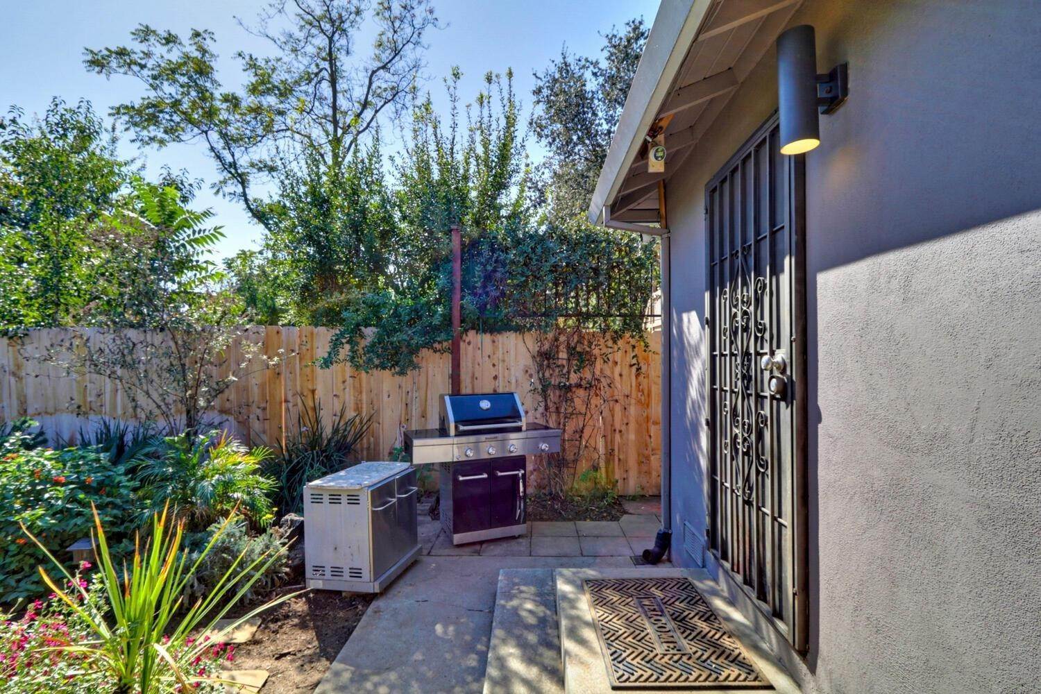 33. Single Family Homes for Active at 2961 La Solidad Way Sacramento, California 95817 United States