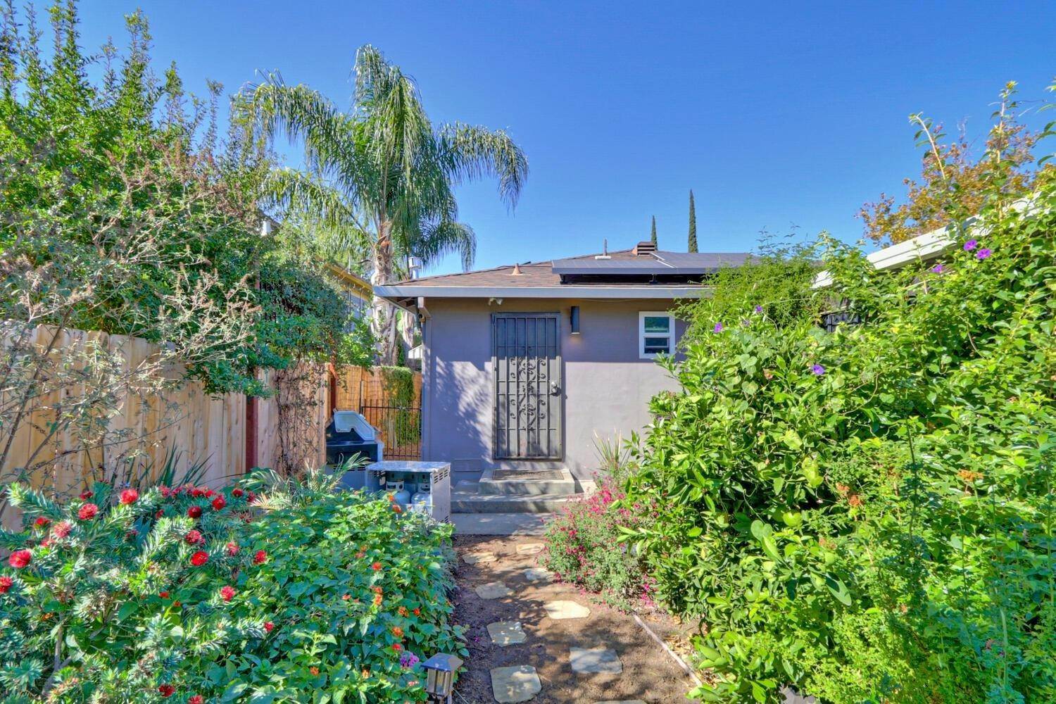 36. Single Family Homes for Active at 2961 La Solidad Way Sacramento, California 95817 United States