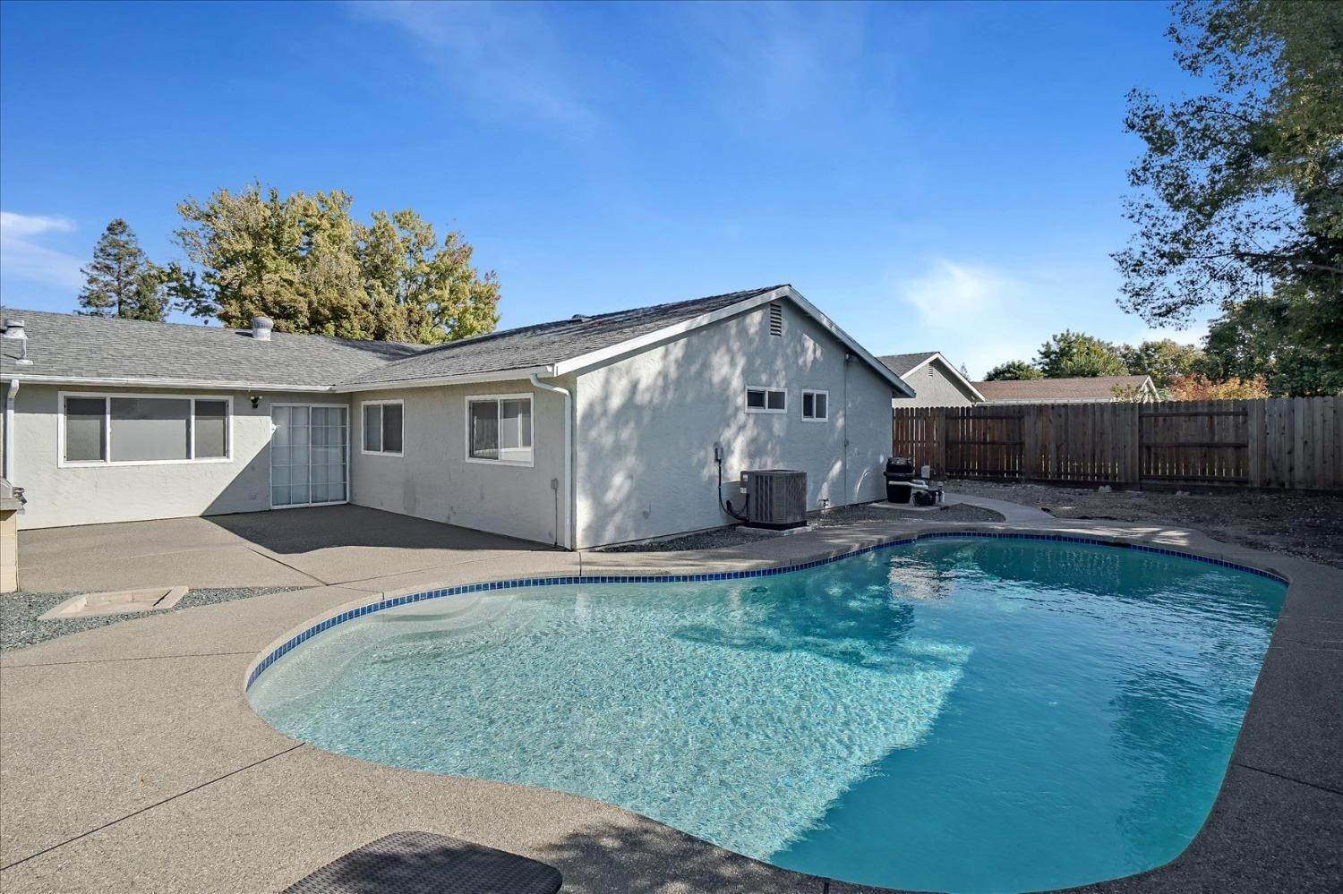 31. Single Family Homes for Active at 8220 Sunland Court Citrus Heights, California 95610 United States