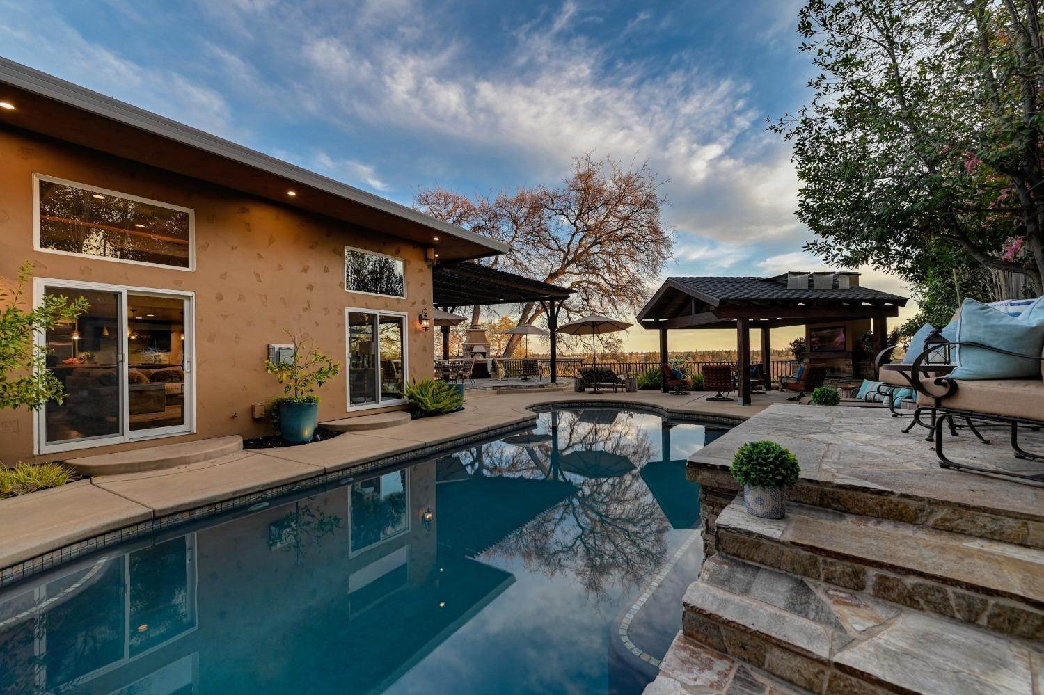 Single Family Homes 为 销售 在 3930 Valley View Court Fair Oaks, 加利福尼亚州 95628 美国