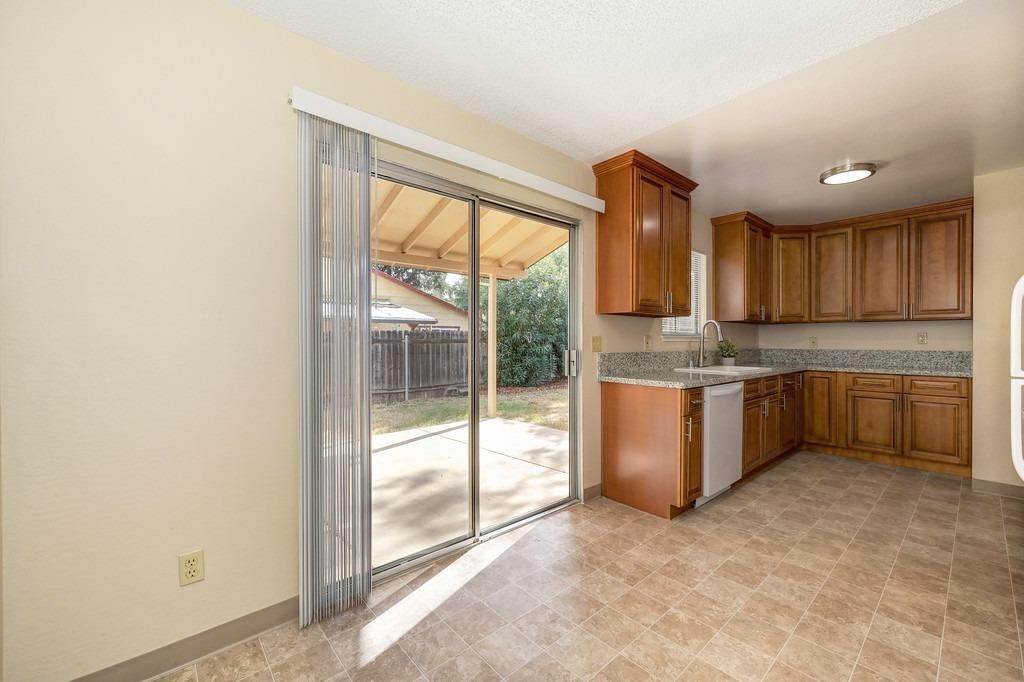 3. Single Family Homes for Active at 8164 Villa Oak Drive Citrus Heights, California 95610 United States