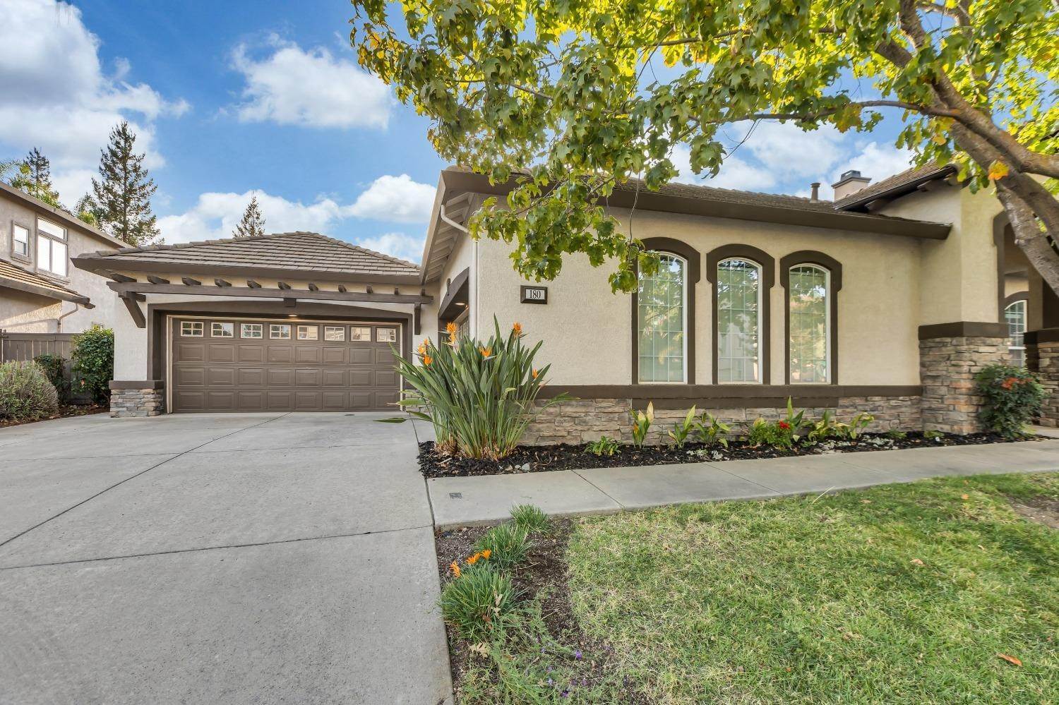 4. Single Family Homes for Active at 180 Hawkcrest Circle Sacramento, California 95835 United States