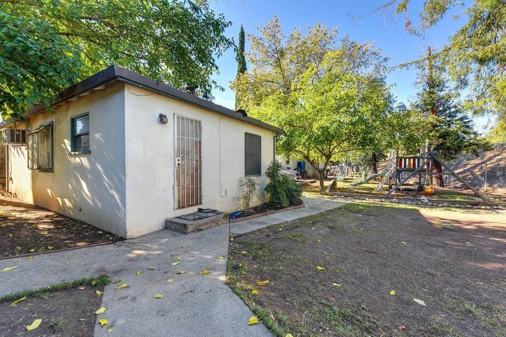 19. Single Family Homes for Active at 3201 Rio Linda Boulevard Sacramento, California 95815 United States
