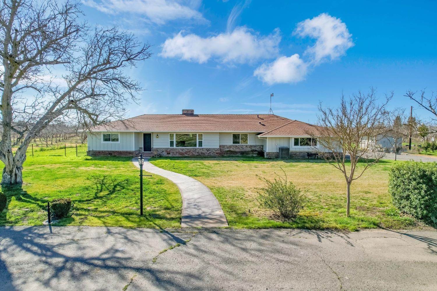 Single Family Homes 为 销售 在 2500 S Walton Avenue Yuba City, 加利福尼亚州 95993 美国