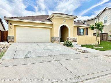 Single Family Homes 为 销售 在 2011 Harry Lorenzo Avenue Woodland, 加利福尼亚州 95776 美国