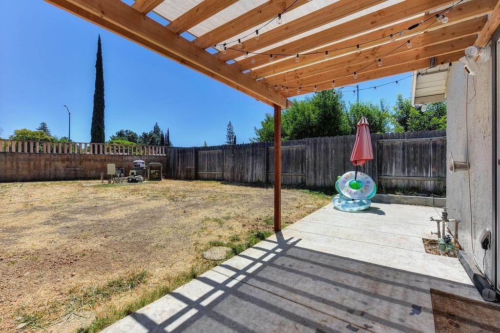 33. Single Family Homes for Active at 9009 Glen Alder Way Sacramento, California 95826 United States