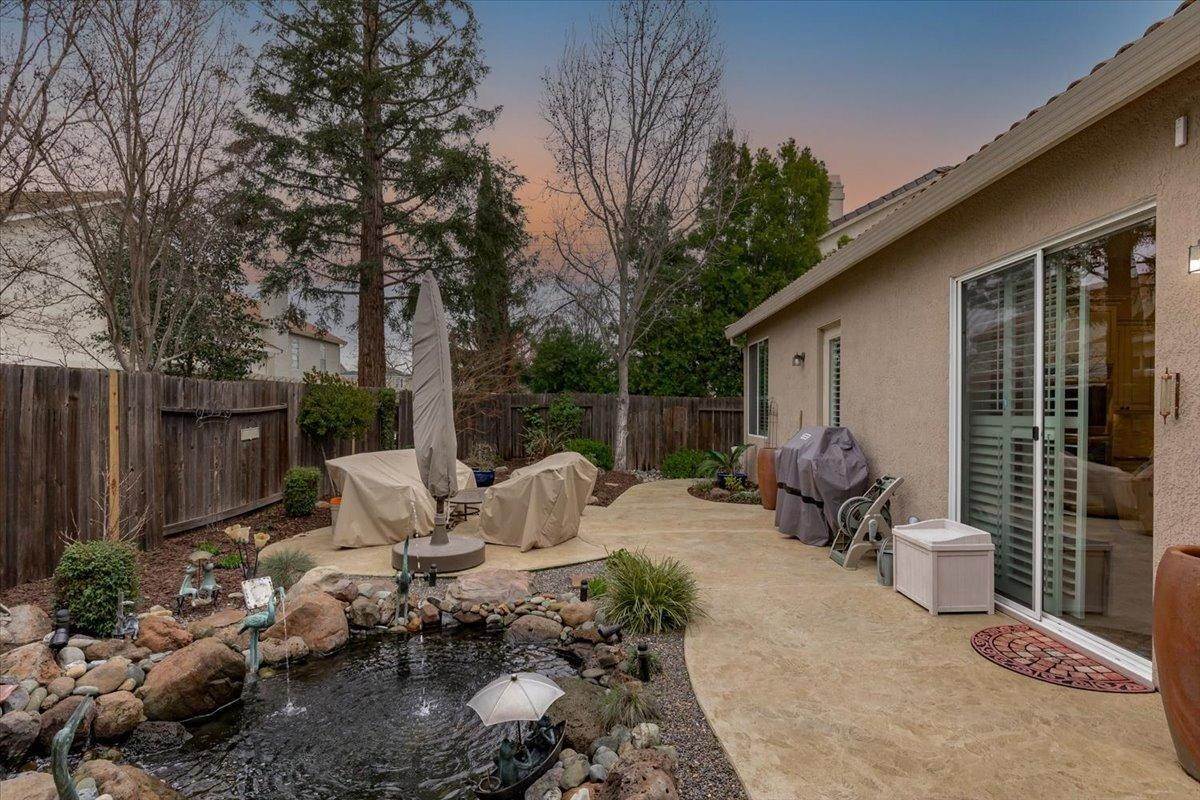 28. Single Family Homes for Active at 8908 Crimson Ridge Way Roseville, California 95747 United States