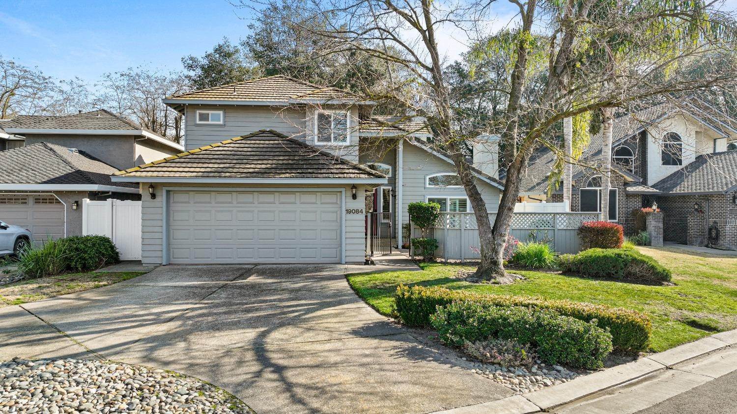 Single Family Homes 为 销售 在 19084 Pebble Run Woodbridge, 加利福尼亚州 95258 美国