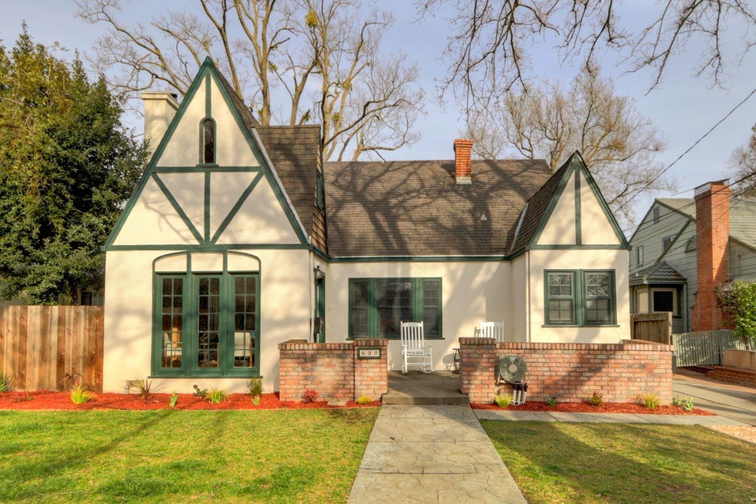 Single Family Homes 为 销售 在 530 F Street Davis, 加利福尼亚州 95616 美国