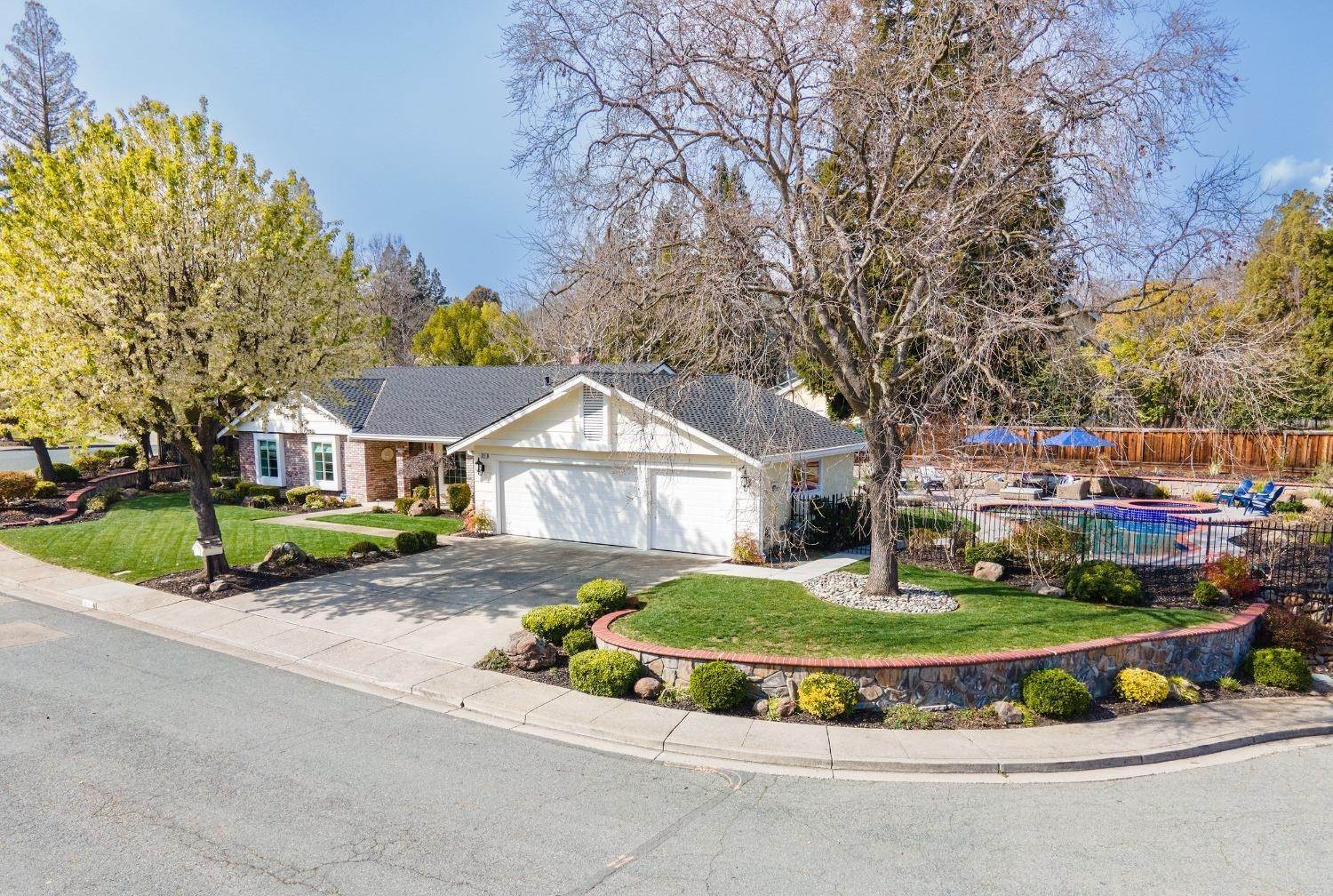 Single Family Homes por un Venta en 211 Pleasant Oaks Court Pleasant Hill, California 94523 Estados Unidos