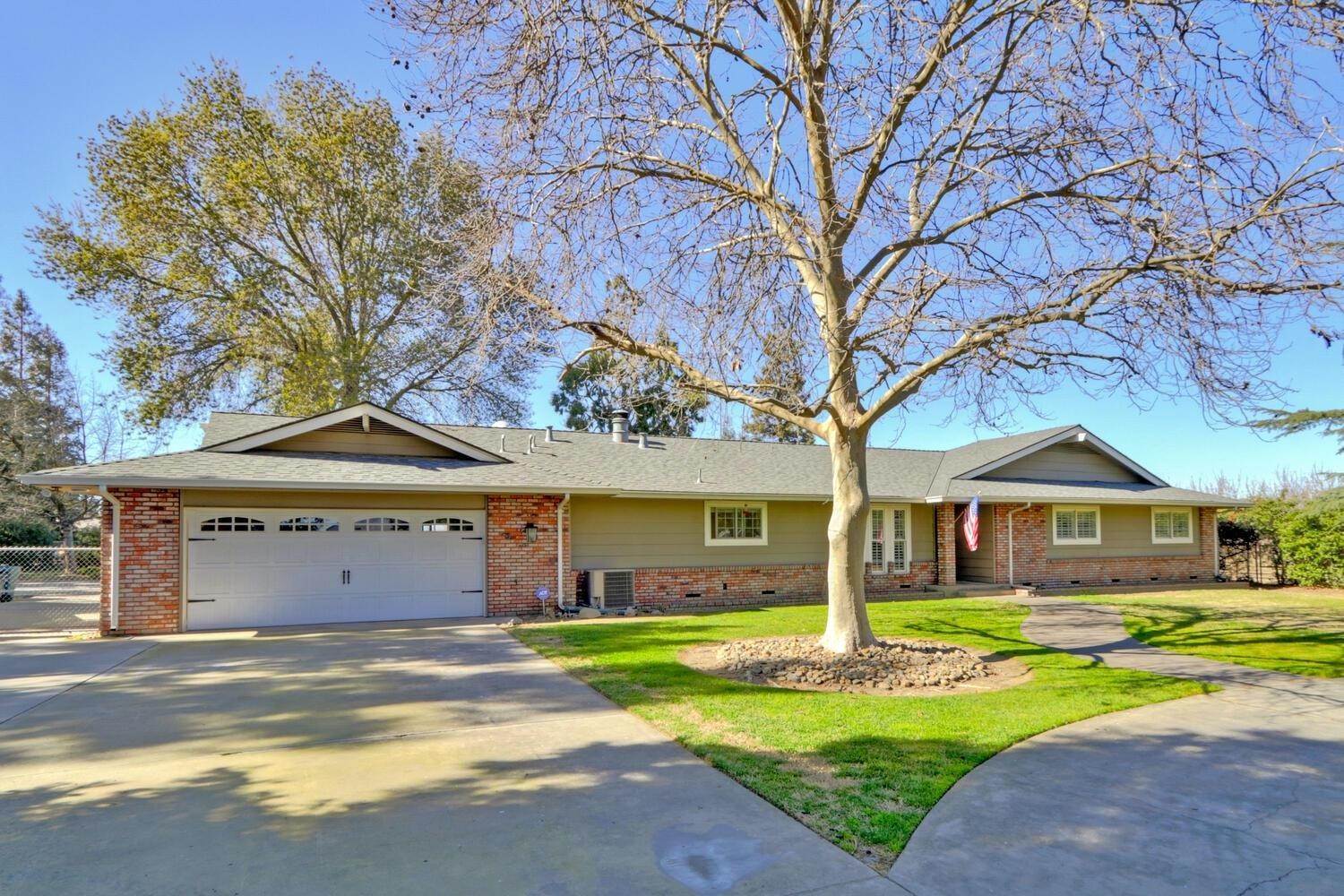 Single Family Homes 为 销售 在 19655 N. Ripon Road Ripon, 加利福尼亚州 95366 美国