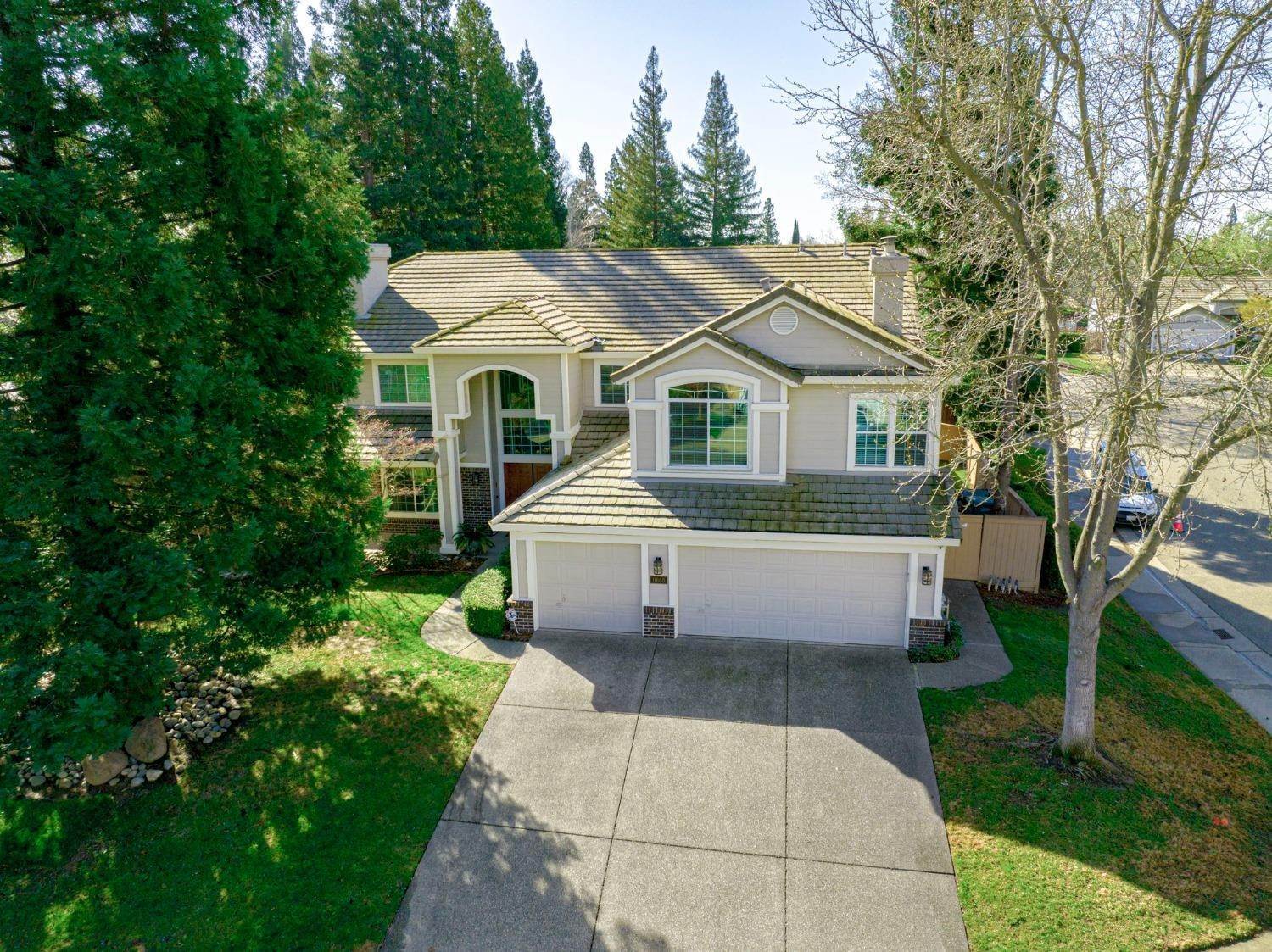 Single Family Homes 为 销售 在 2101 Bay State Court Gold River, 加利福尼亚州 95670 美国