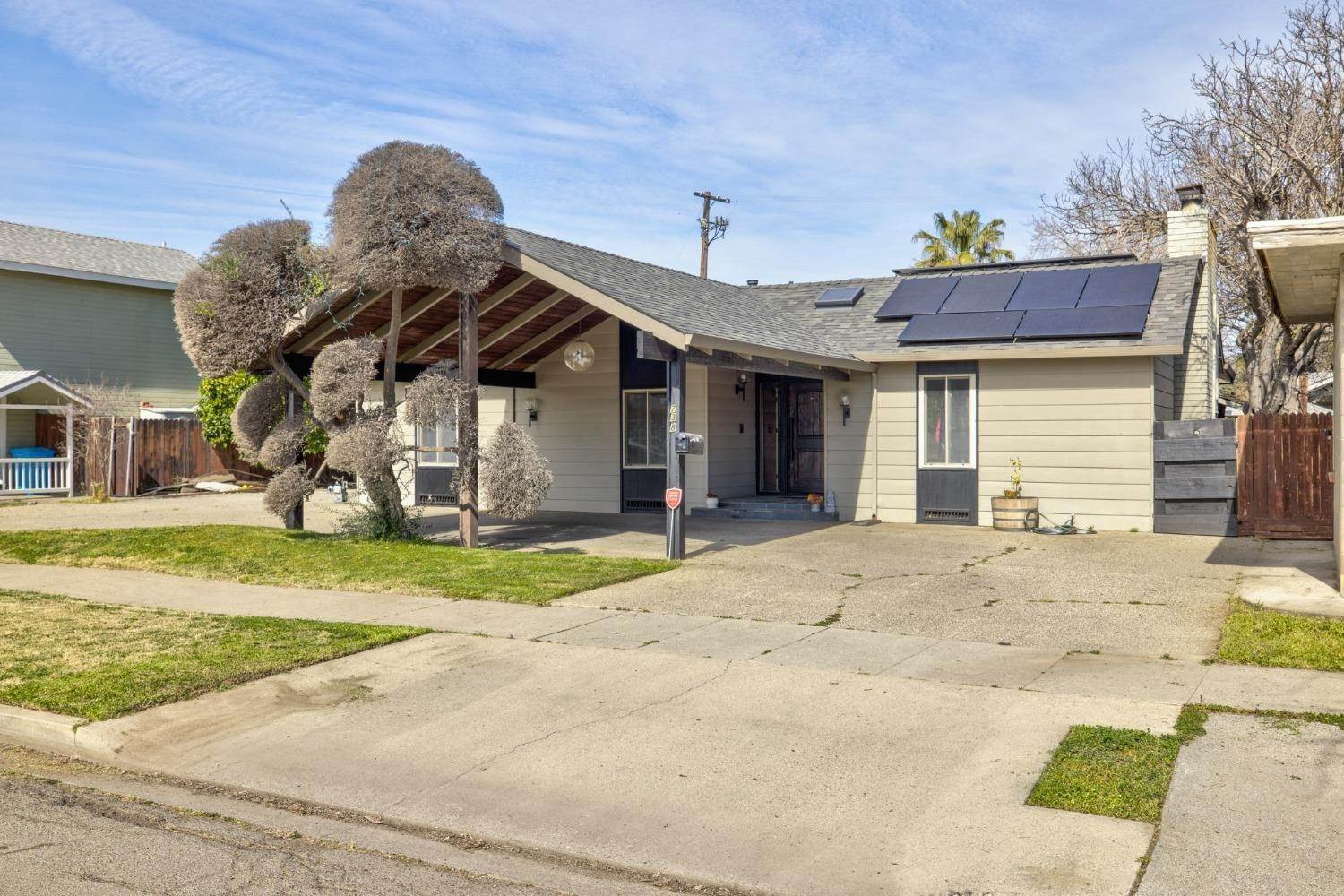 Single Family Homes 为 销售 在 738 Webster Street Colusa, 加利福尼亚州 95932 美国