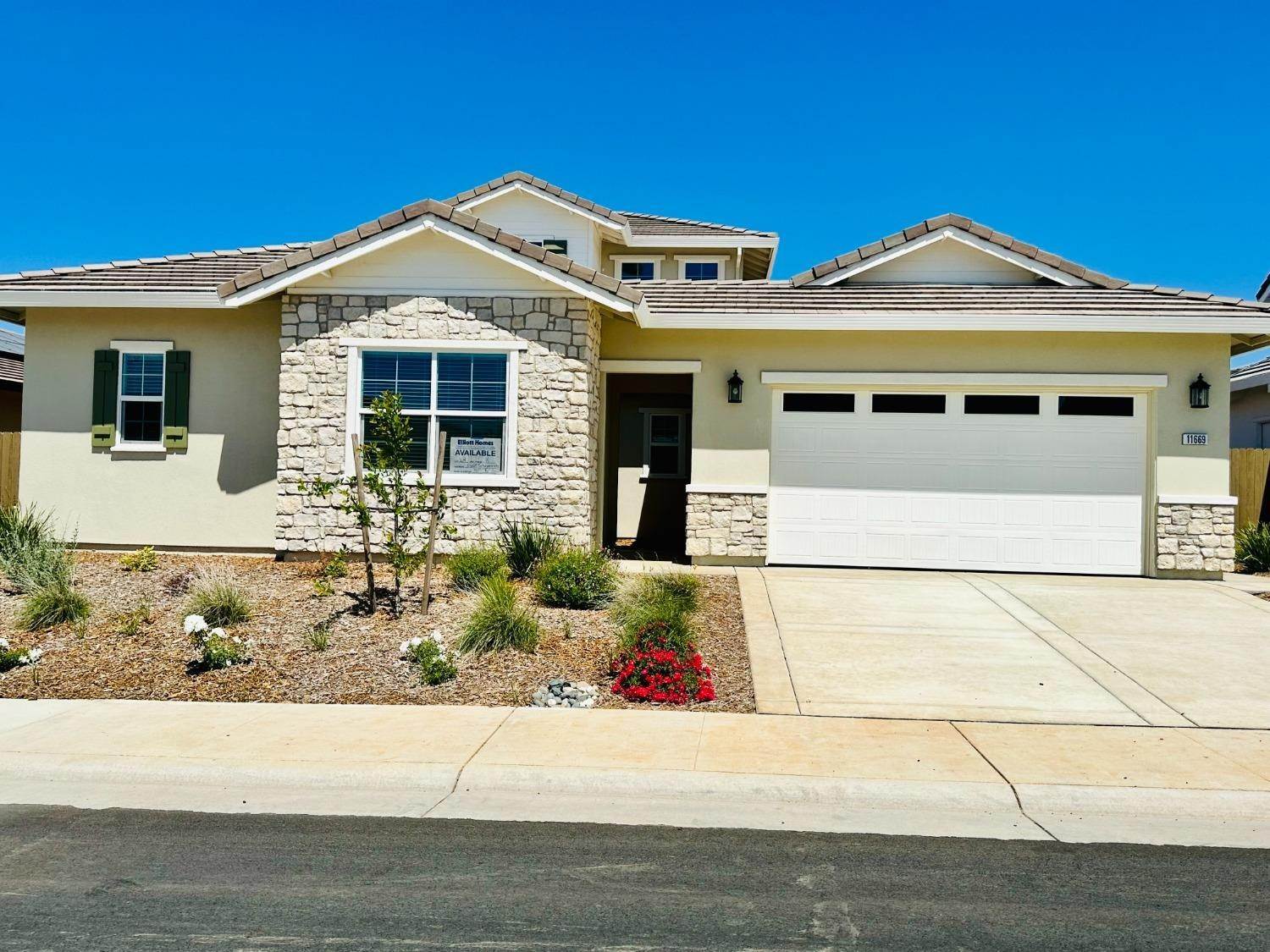 Single Family Homes 为 销售 在 11669 Tortuguero Way Rancho Cordova, 加利福尼亚州 95742 美国