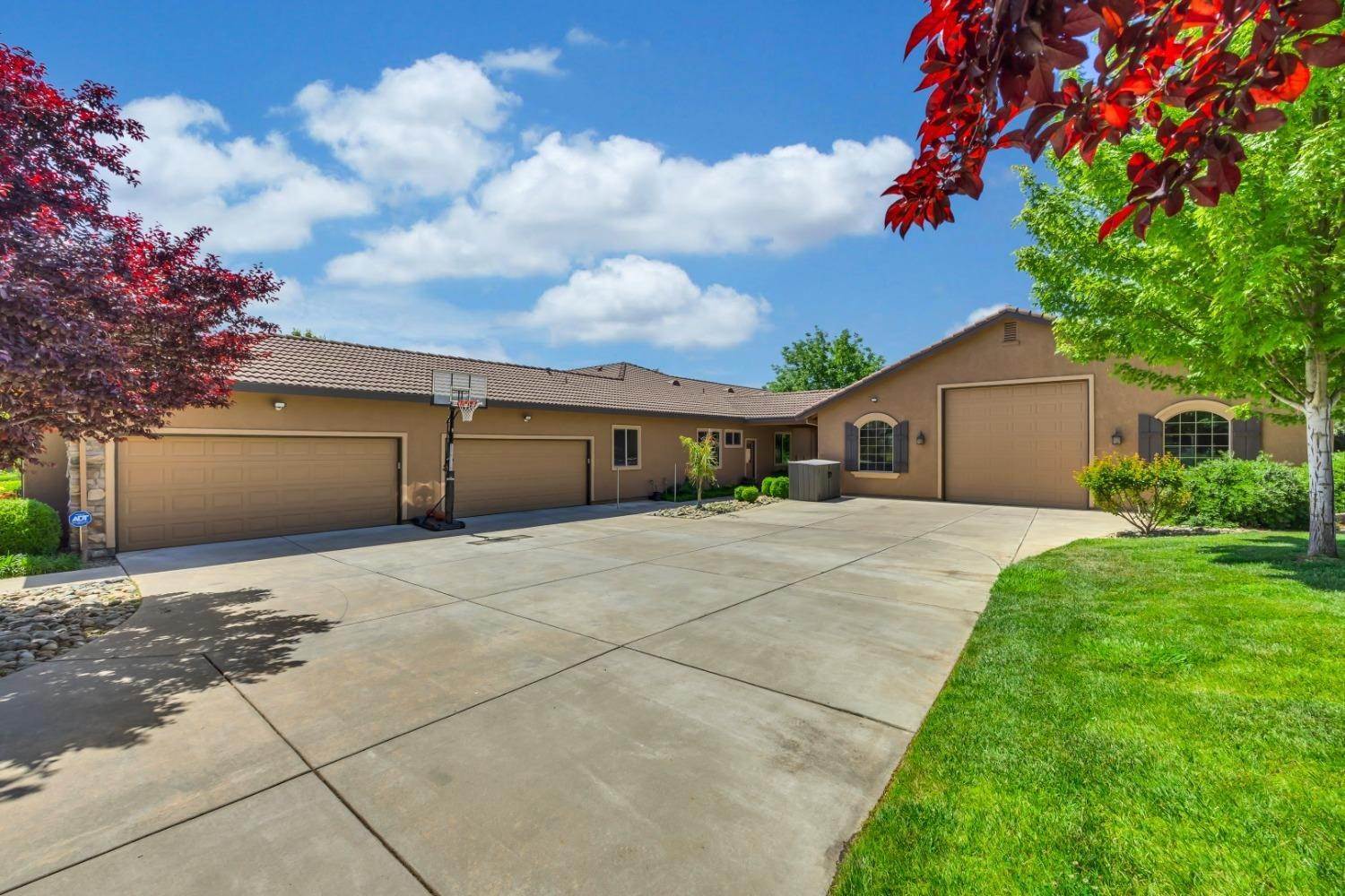 4. Single Family Homes for Active at 11890 Gidaro Drive Elk Grove, California 95624 United States