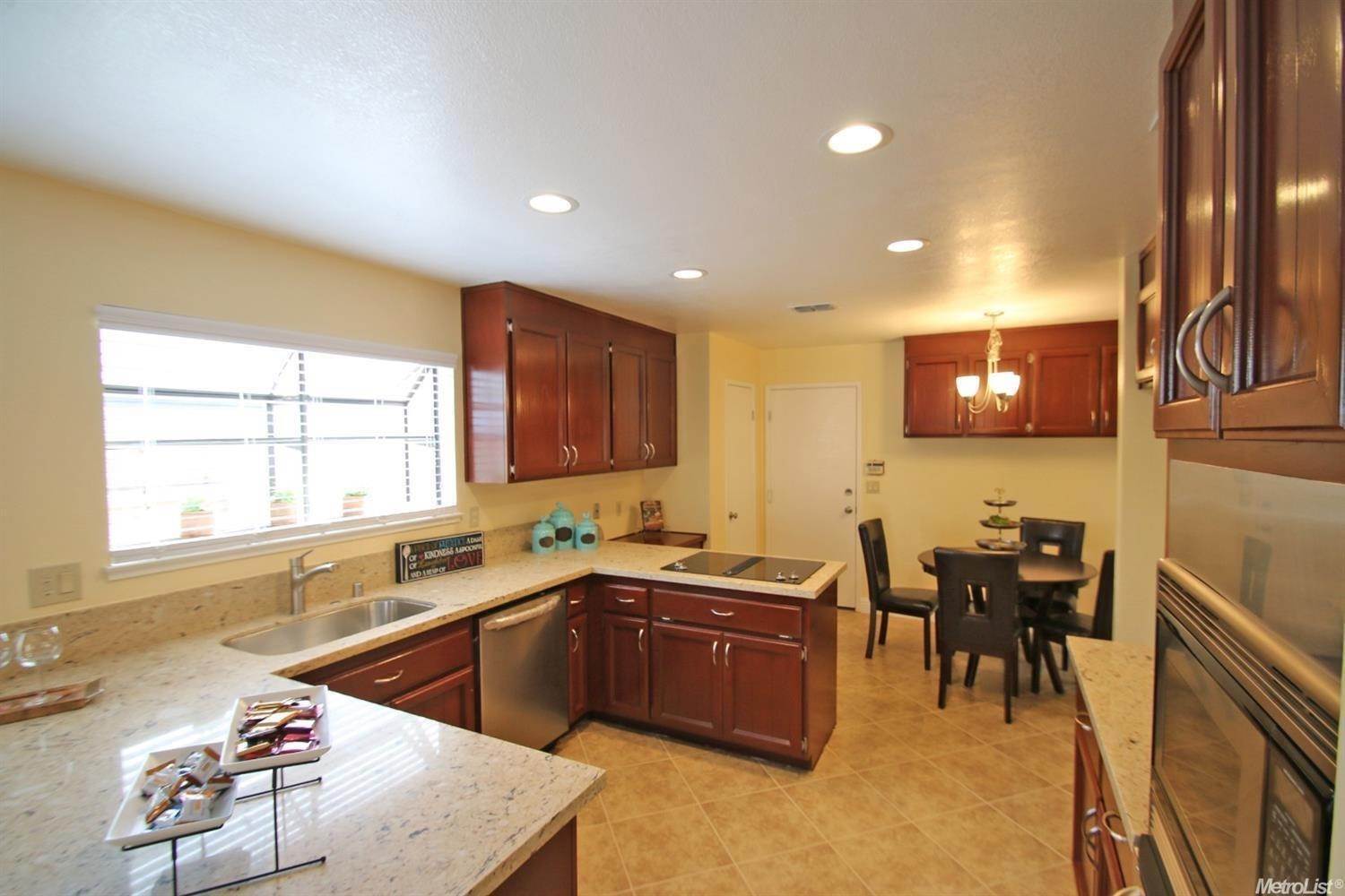 31. Single Family Homes for Active at 5921 Clay Basket Drive Citrus Heights, California 95621 United States